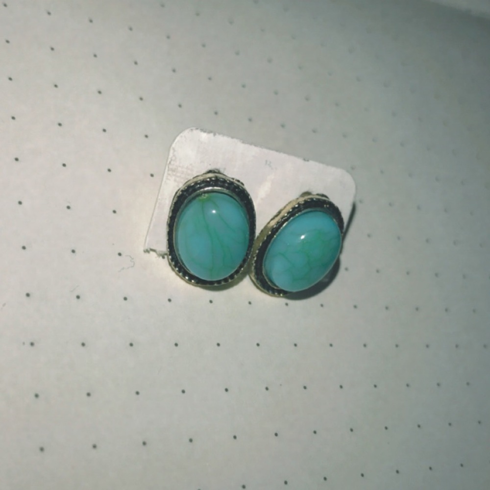 DRESSY STUD EARRINGS